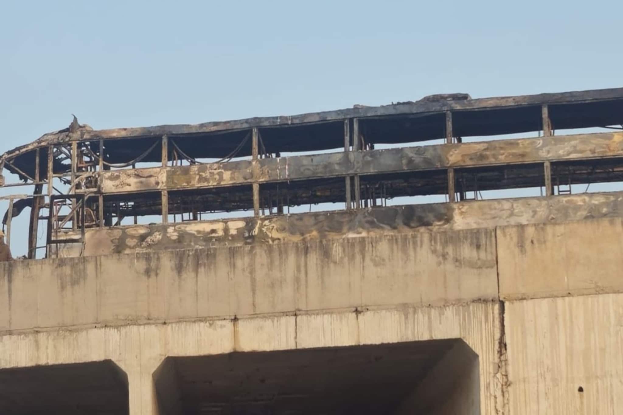 डोळ्यांदेखत बेचिराख झाली बस! समृद्धीवर 35 प्रवाशांना घेऊन जाणाऱ्या बसमध्ये आग