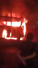 टायर घासले अन् 27 प्रवाशांनी भरलेली बस पेटली, पहाटे 3 वाजता महामार्गावर दुर्घटना