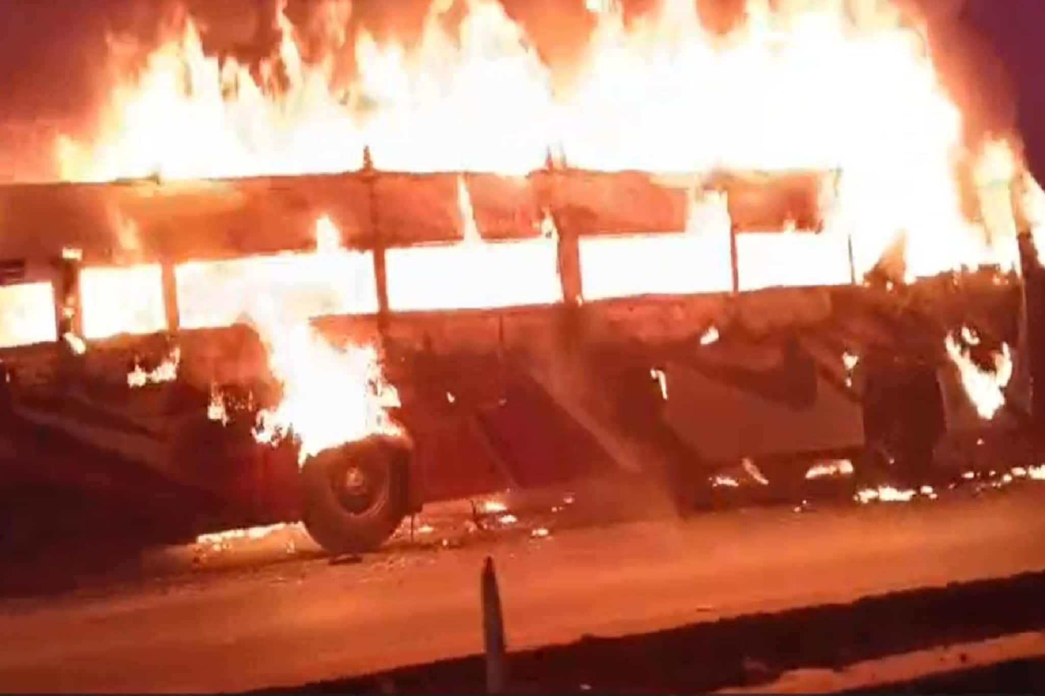 'डोळ्यासमोर जळून बस खाक झाली', 27 प्रवासी कसे वाचले चालकानं सांगितला थरार