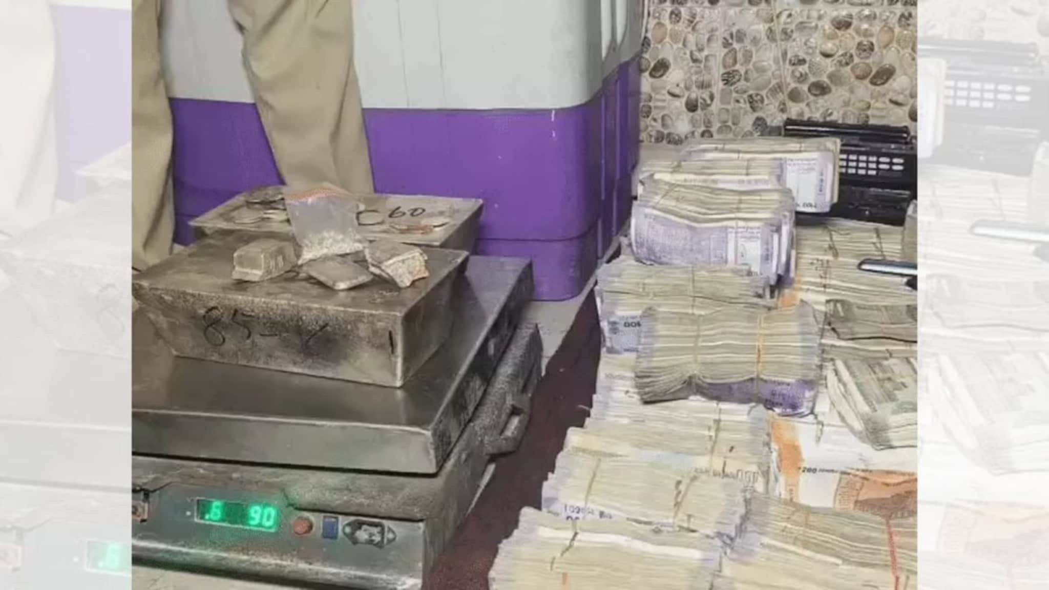 घरात पैशांचा डोंगर, चांदीचा खच; मध्यरात्रीचा थरार, नोटा मोजताना मशीन तापली अन् पोलिसांचे हात दुखू लागले, चांदी गोळा करत कर्मचारी थकले