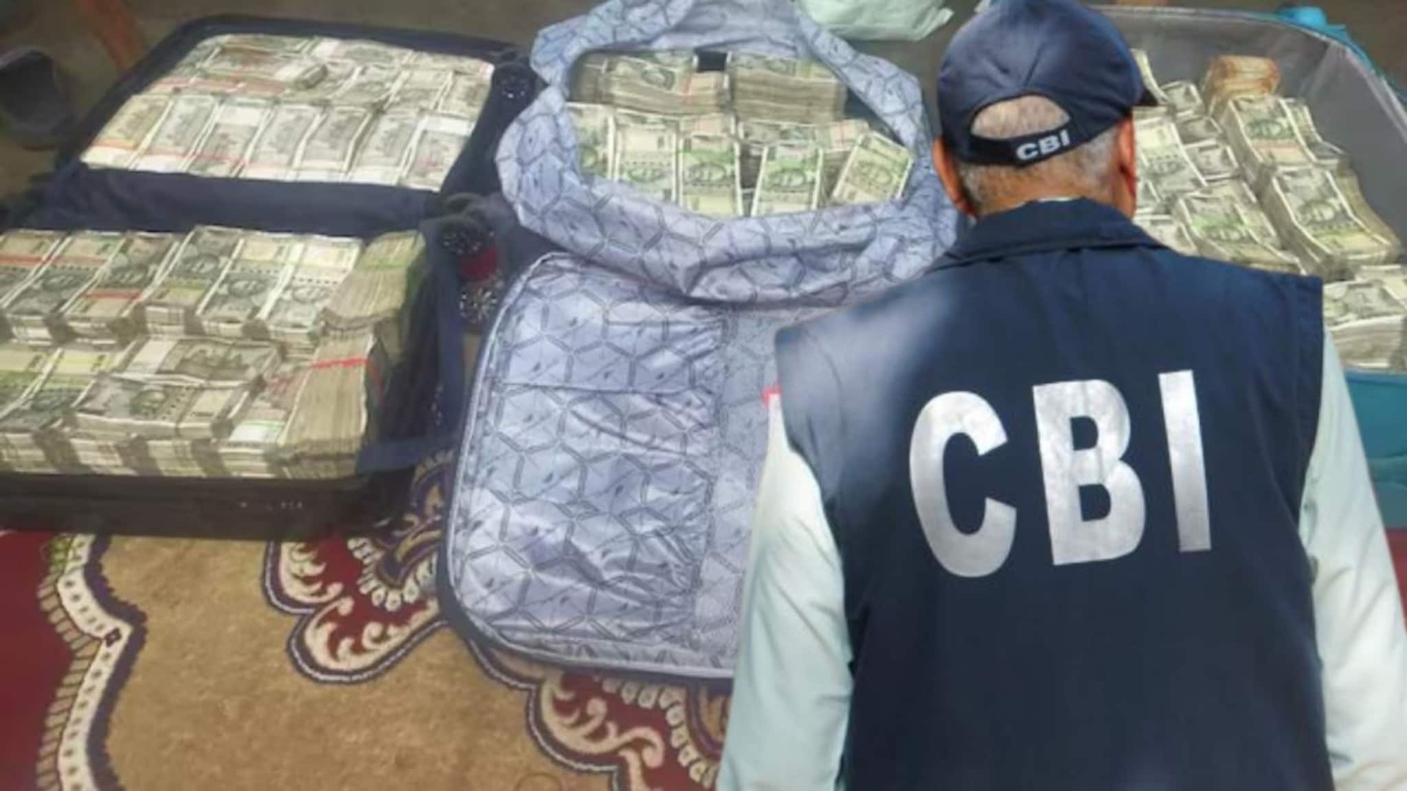 डायरेक्टरच्या घरावर छापा, 9 लाखांच्या लाचसाठी घरी शिरले खरे आणि CBI च्या हाती लागला पैसाच पैसा, मोजण्यात अधिकाऱ्यांना फुटला घाम