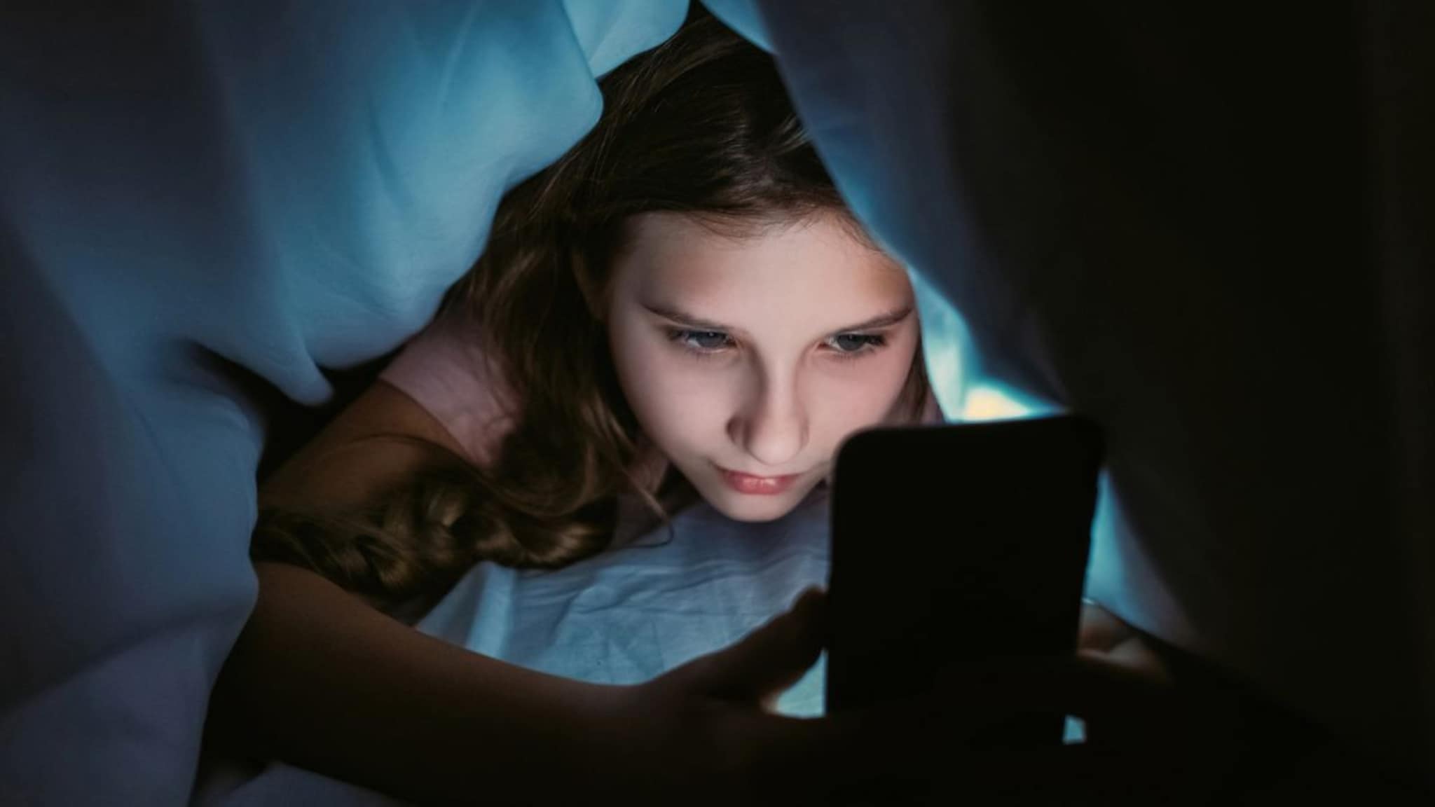 केवळ चॅटिंग करणं म्हणजे फसवणूक? संसारात 'डिजिटल' काय गोंधळ घालू शकतो, एकदा वाचाच