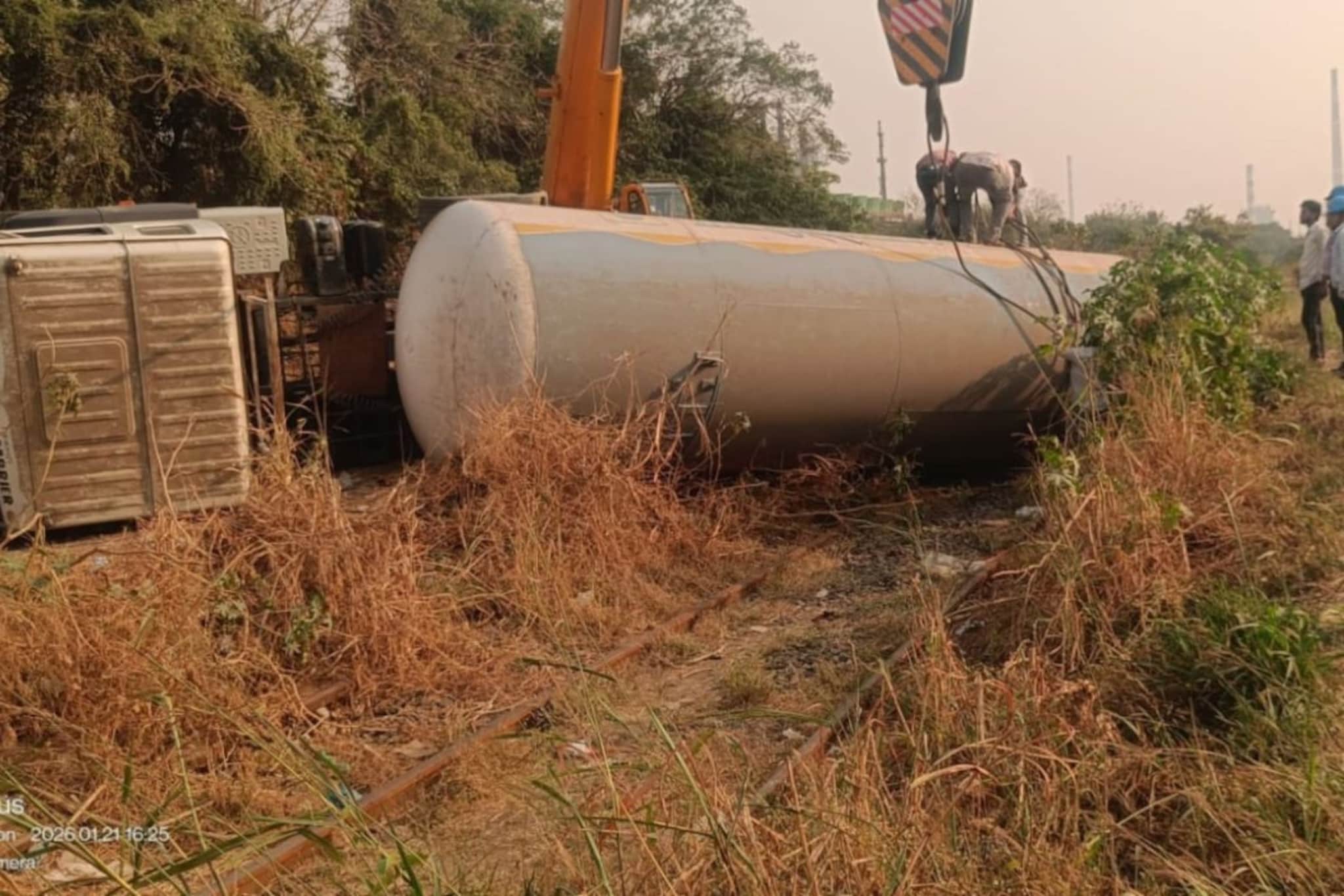 मुंबईतून मोठी बातमी, LPG सिलेंडर रेल्वे ट्रॅकवर उलटला, गॅस लिक झाल्याची भीती