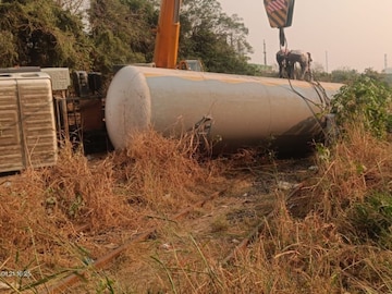 मुंबईतून मोठी बातमी, LPG सिलेंडर रेल्वे ट्रॅकवर उलटला, गॅस लिक झाल्याची भीती