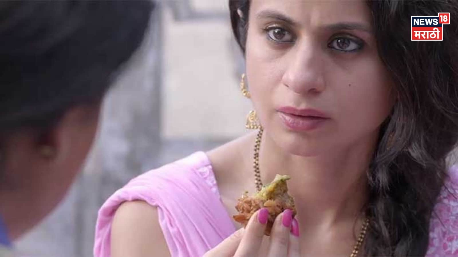 वनिता पुढे जे सांगते ते ऐकून रसिकाच्या हातातून पाण्याचा ग्लास खाली पडतो. वनिता सांगते की, त्यांनी भोलाचा मृतदेह घराच्या अंगणातच दफन केला आणि त्यावर माती टाकून तिथेच कोथिंबीर, मिरच्या आणि पुदिना लावला आणि आज रसिका जी चटणी खातेय, ती त्याच मातीतील कोथिंबिरीची आहे.