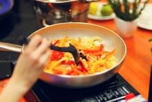 Kitchen Tips : कमी तेलात रोजची भाजी कशी करावी? आरोग्यासोबतच चव जपण्यासाठी खास 'या' 5 सोप्या टिप्स