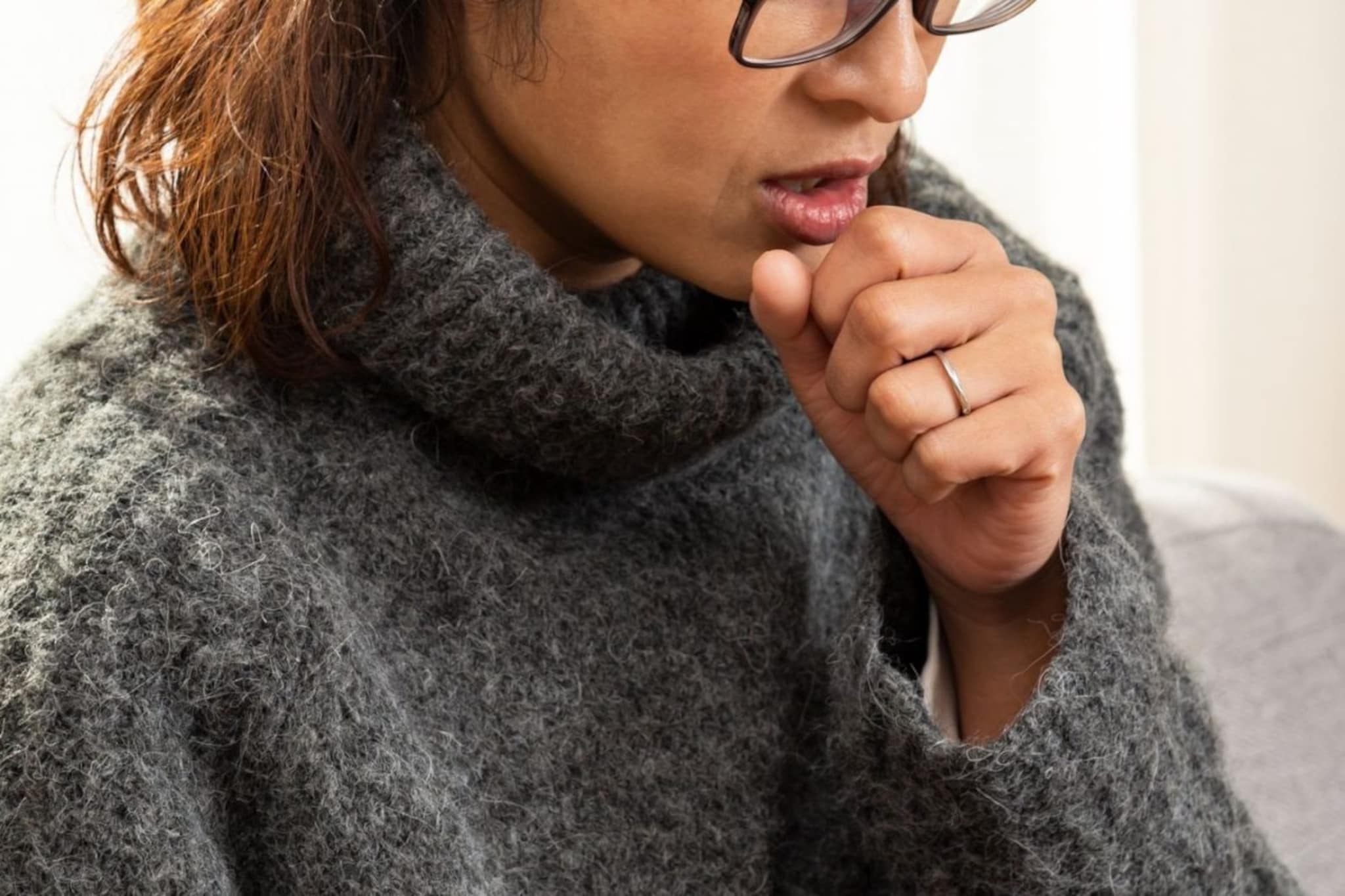 थंडीमुळे येणाऱ्या खोकल्याने हैराण आहात? 'या' 5 घरगुती उपायांनी मिळेल झटपट आराम