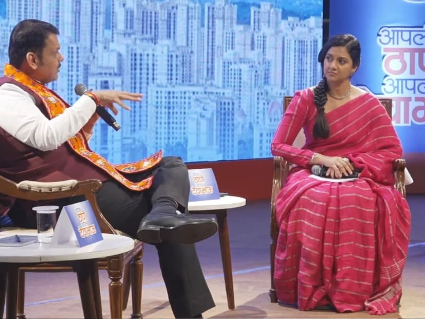 मुंबई आणि ठाणे या दोन शहरांमधील प्रवासाचं अंतर हे केवळ किलोमीटरमध्ये मोजलं जात नाही, तर ते 'ट्रॅफिक'मध्ये मोजलं जातं. हीच ट्रॅफिकची डोकेदुखी सहन न झाल्याने मराठी सिनेसृष्टीतील लोकप्रिय अभिनेत्री तेजश्री प्रधानने तिचं गोरेगावमधील घर सोडून ठाण्यात शिफ्ट होण्याचा निर्णय घेतला. नुकत्याच झालेल्या 'आपलं ठाणे आपला देवाभाऊ' या कार्यक्रमात तेजश्रीने आपलं हे दु:ख उपमुख्यमंत्री देवेंद्र फडणवीस यांच्यासमोर मांडलं. मात्र, त्यावर फडणवीसांनी जी उत्तरे दिली आणि भविष्यातील ठाण्याचा जो 'प्लॅन' सांगितला, ते ऐकून तेजश्रीचा चेहरा आनंदाने खुलला. मुंबई आणि ठाणे या दोन शहरांमधील प्रवासाचं अंतर हे केवळ किलोमीटरमध्ये मोजलं जात नाही, तर ते 'ट्रॅफिक'मध्ये मोजलं जातं. हीच ट्रॅफिकची डोकेदुखी सहन न झाल्याने मराठी सिनेसृष्टीतील लोकप्रिय अभिनेत्री तेजश्री प्रधानने तिचं गोरेगावमधील घर सोडून ठाण्यात शिफ्ट होण्याचा निर्णय घेतला. नुकत्याच झालेल्या 'आपलं ठाणे आपला देवाभाऊ' या कार्यक्रमात तेजश्रीने आपलं हे दु:ख उपमुख्यमंत्री देवेंद्र फडणवीस यांच्यासमोर मांडलं. मात्र, त्यावर फडणवीसांनी जी उत्तरे दिली आणि भविष्यातील ठाण्याचा जो 'प्लॅन' सांगितला, ते ऐकून तेजश्रीचा चेहरा आनंदाने खुलला.