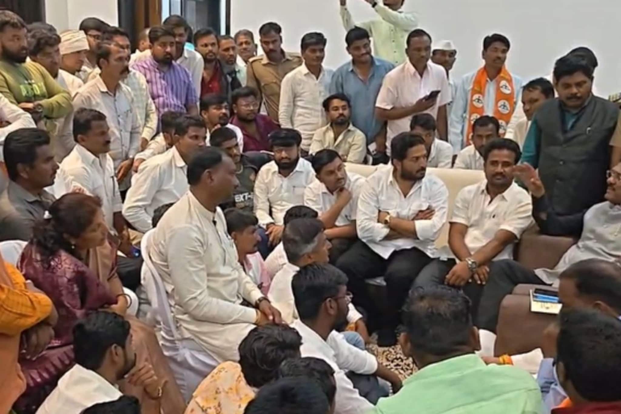 धाराशिवमधल्या शिवसेनेत गोंधळात गोंधळ, चुकीच्या पद्धतीनं तिकीट वाटपाचा आरोप