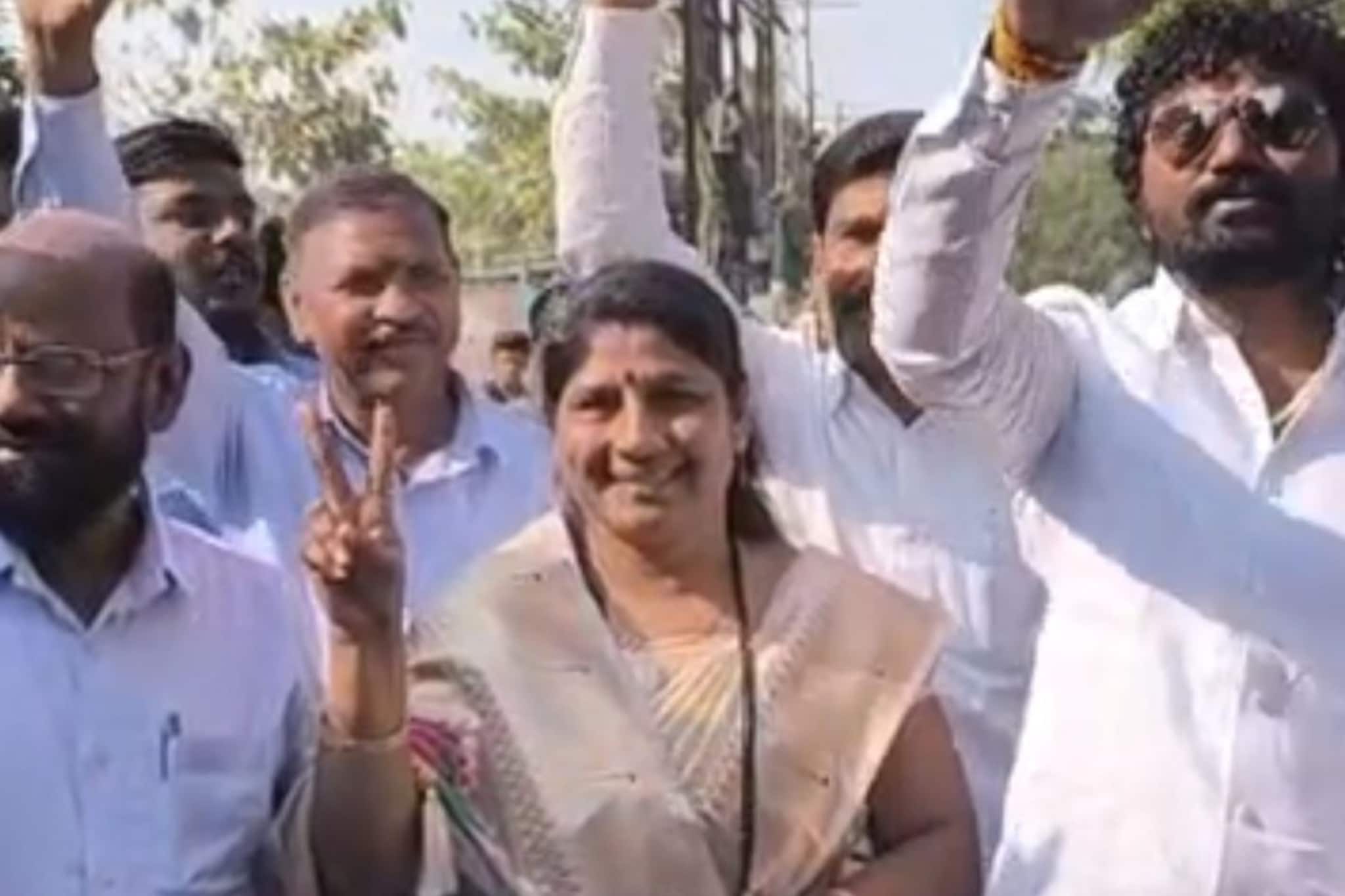 धुळ्यात कमळ फुललं, निवडणुकीआधी तीन नगरसेविका विजयी; जल्लोषाला सुरुवात धुळ्यात कमळ फुललं, निवडणुकीआधी तीन नगरसेविका विजयी; जल्लोषाला सुरुवात