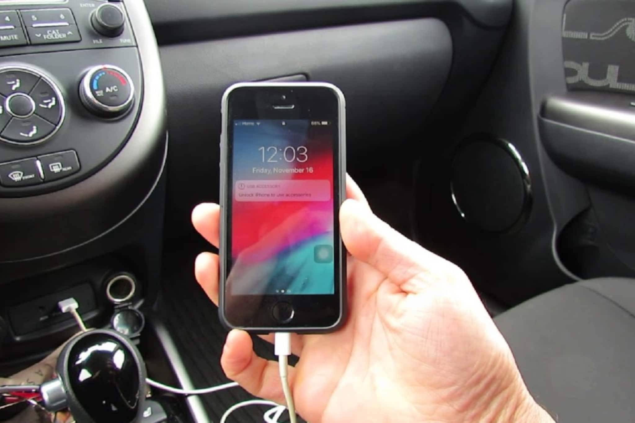 कारमध्ये फोन चार्ज करता का? एक छोटी चूक मोबाईलच्या बॅटरीला करते नष्ट, पाहा कोणती