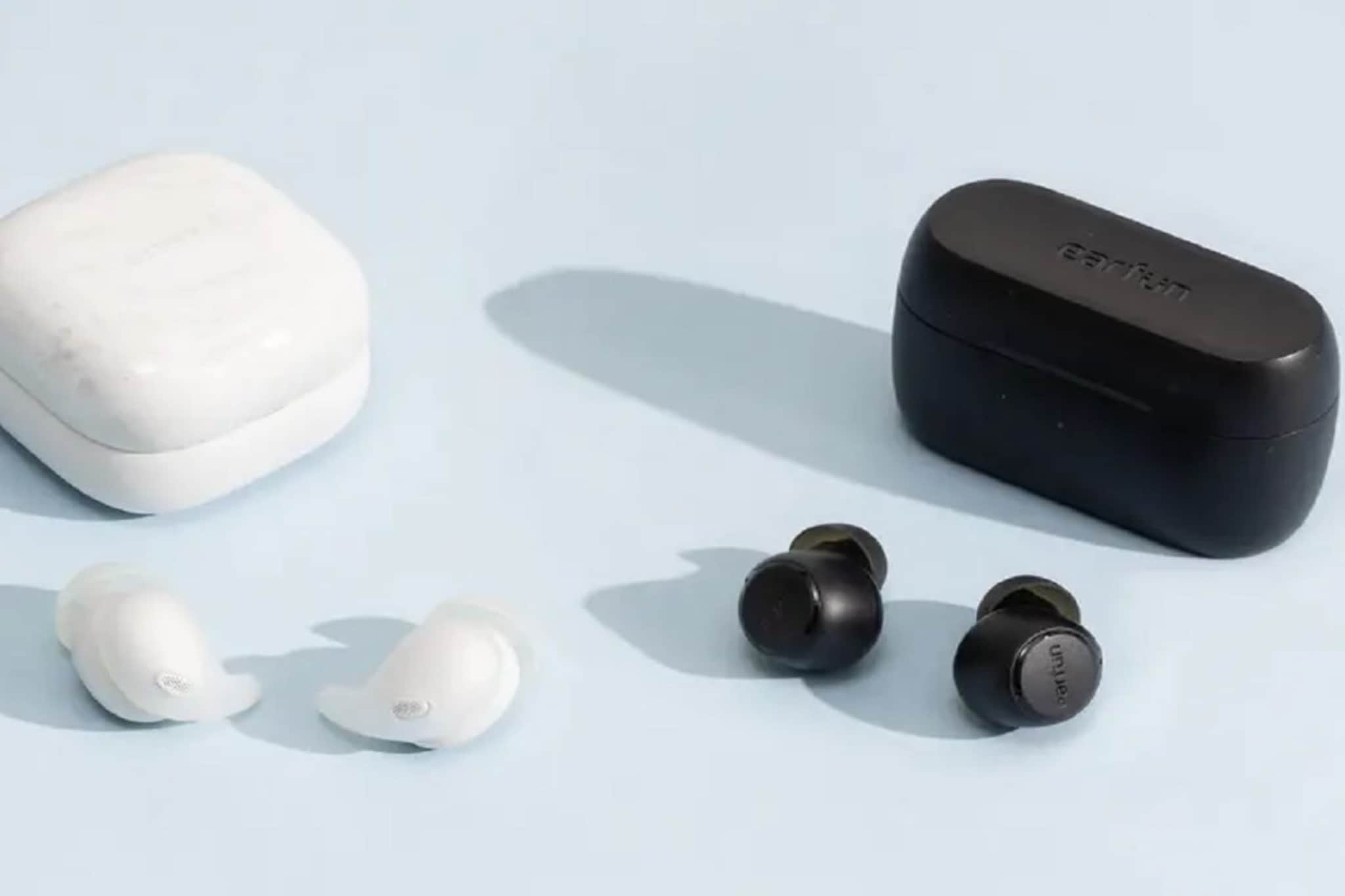 इयरबड्सनेही होऊ शकते तुमची हेरगिरी! ही गोष्ट जाणून घेतल्यास व्हाल हैराण इयरबड्सनेही होऊ शकते तुमची हेरगिरी! ही गोष्ट जाणून घेतल्यास व्हाल हैराण