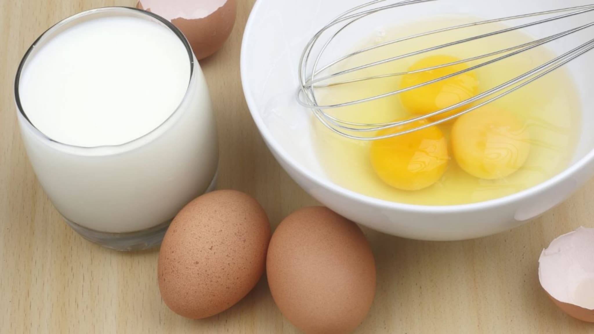 Raw Egg & Milk : दुधात कच्चे अंडे घालून पिणे सुरक्षित आहे का? याने खरंच मसल्स तयार होण्यास मदत होते?