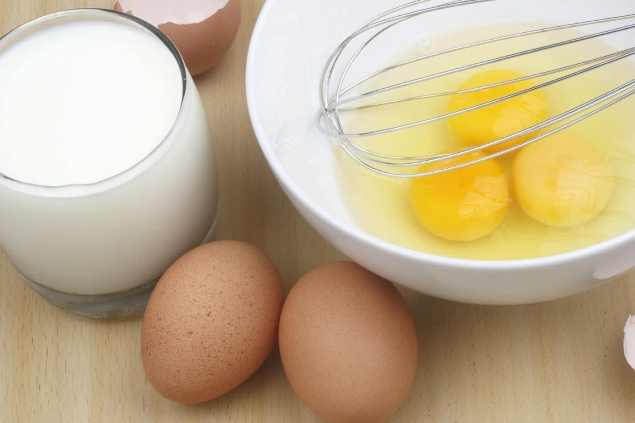 दुधात कच्चे अंडे घालून पिणे सुरक्षित आहे? याने खरंच मसल्स तयार होण्यास मदत होते?