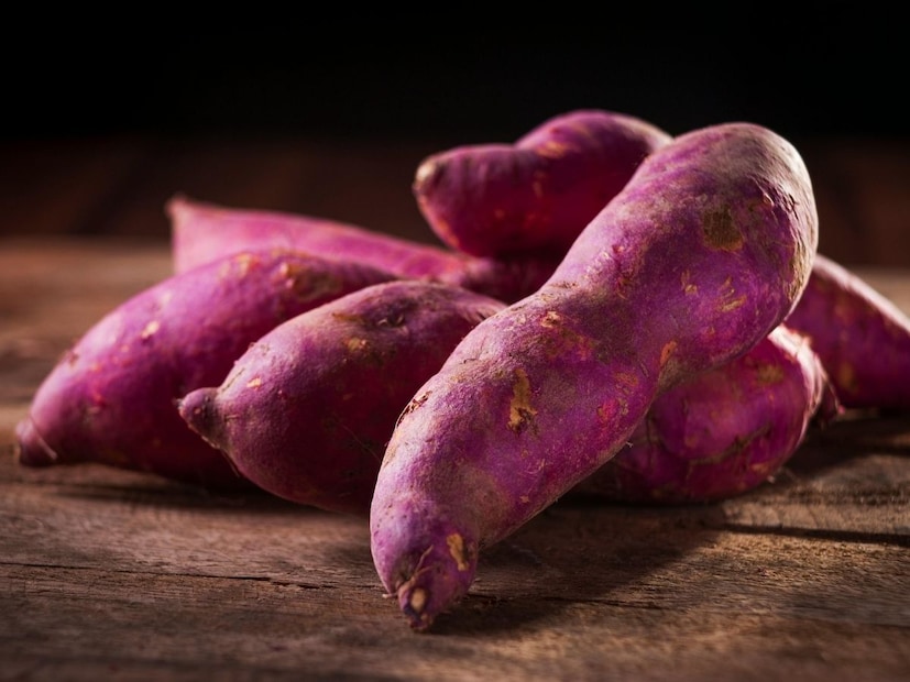 रंग लावलेली रताळी दिसायला जरी सुंदर वाटत असली, तरी ती आरोग्यासाठी घातक ठरू शकतात. या रताळ्यांचे सेवन केल्यास पोटाशी संबंधित त्रास, अपचन आणि इतर आरोग्य समस्या उद्भवू शकतात. मात्र दिलासादायक बाब म्हणजे, एक सोपा उपाय वापरून तुम्ही घरीच खरी आणि नकली रताळी ओळखू शकता. रंग लावलेली रताळी दिसायला जरी सुंदर वाटत असली, तरी ती आरोग्यासाठी घातक ठरू शकतात. या रताळ्यांचे सेवन केल्यास पोटाशी संबंधित त्रास, अपचन आणि इतर आरोग्य समस्या उद्भवू शकतात. मात्र दिलासादायक बाब म्हणजे, एक सोपा उपाय वापरून तुम्ही घरीच खरी आणि नकली रताळी ओळखू शकता.