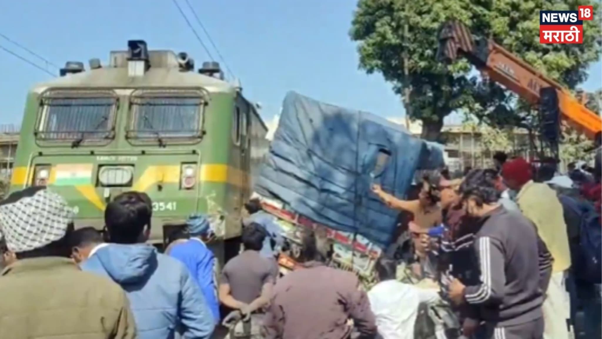 क्रॉसिंगला नको ती घाई! एक्स्प्रेसने ट्रकला उडवलं, LIVE VIDEO