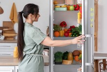 Fridge : तुम्हीही प्लास्टिकच्या पिशवीसह भाजी फ्रीजमध्ये ठेवता? मग सावधान! यामुळे काय होतं एकदा वाचाच