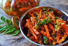 गाजर हलवा सोडा, थंडीत गाजरचं लोणचं Trend; जास्त टेन्शनचं काम नाही, घरीच झटपट बनेल एकदम Best