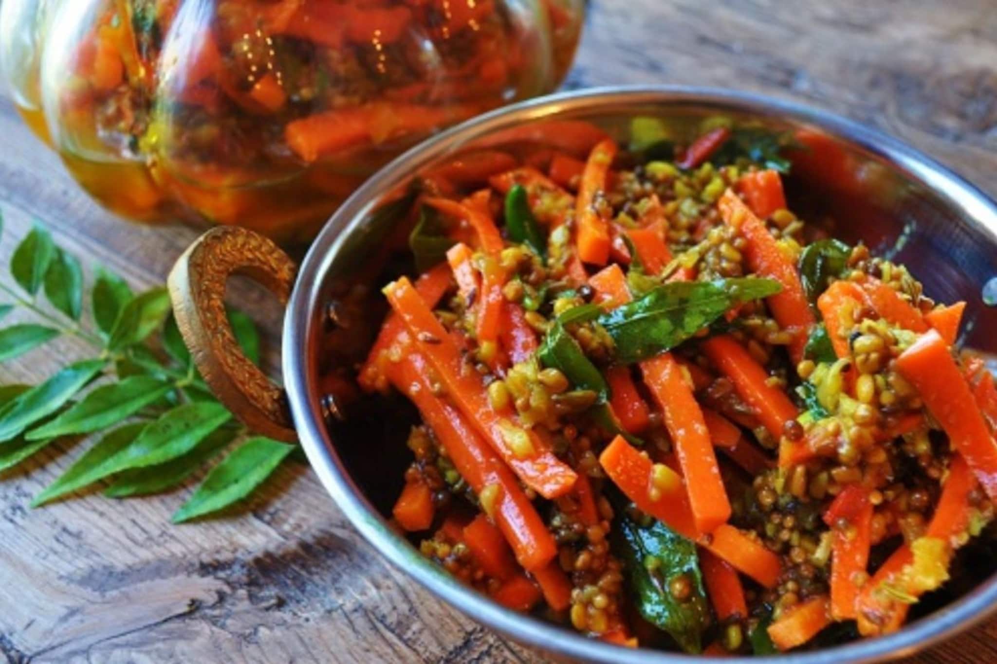 थंडीत गाजरचं लोणचं Trend; जास्त टेन्शनचं काम नाही, घरीच झटपट बनेल एकदम Best