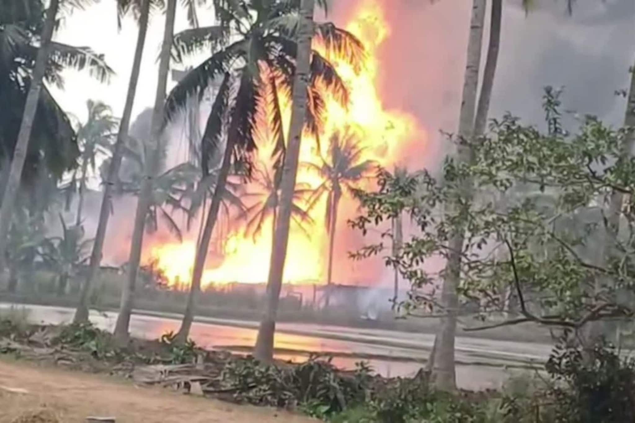 ONGCची गॅस पाइपलाइन फुटली, गळतीने संपूर्ण गाव धोक्यात; रात्री गॅस विहीर पेटली ONGCची गॅस पाइपलाइन फुटली, गळतीने संपूर्ण गाव धोक्यात; रात्री गॅस विहीर पेटली