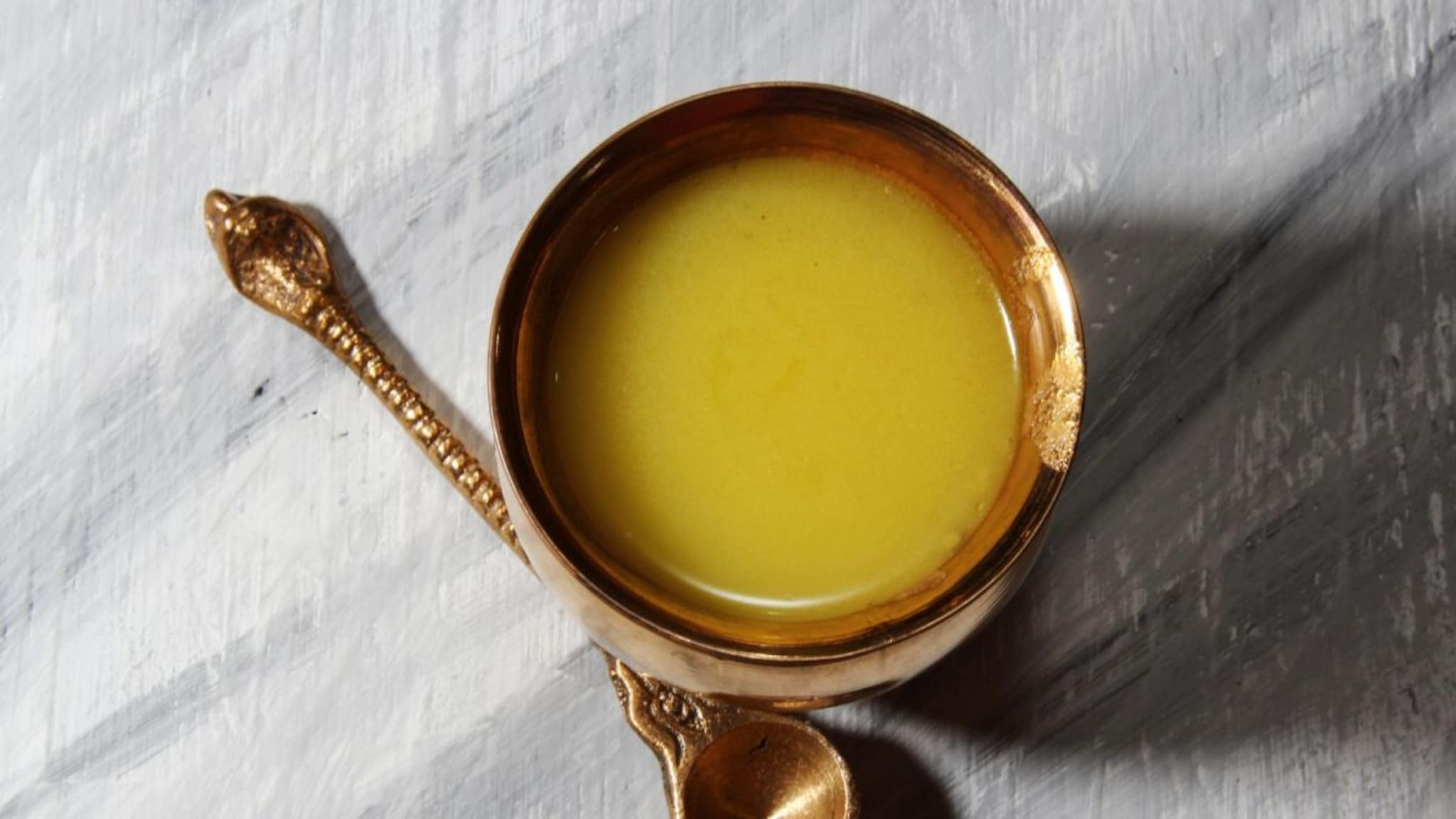 दुधावर येईल भाकरीसारखी जाड साय, गृहिणीने सांगितली 'ही' भन्नाट ट्रिक; फक्त 2-3 दिवसांच्या सायीत निघेल किलोभर तूप