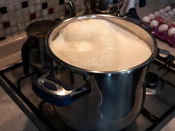 दुधावर येईल भाकरीसारखी साय, 'या' ट्रिकने 2-3 दिवसांच्या सायीत निघेल किलोभर तूप