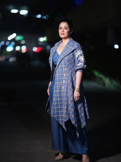 सध्या 'नॅशनल क्रश' म्हणून ओळख मिळवलेल्या अभिनेत्री गिरिजा ओक हिने आपल्या आयुष्यातील अनेक पैलू आतापर्यंत चाहत्यांसमोर उघड केले आहेत. बालपण, आई-वडिलांचा डिवोर्स, अभिनयाचा प्रवास, लग्न, मातृत्व अशा अनेक विषयांवर ती आजवर बोलली आहे. पडद्यावर सक्सेसफुल करिअर करत असलेल्या गिरिजा ओकची रिअल लाइफ स्टोरी मात्र खूप इमोशनल करणारी आहे. सध्या 'नॅशनल क्रश' म्हणून ओळख मिळवलेल्या अभिनेत्री गिरिजा ओक हिने आपल्या आयुष्यातील अनेक पैलू आतापर्यंत चाहत्यांसमोर उघड केले आहेत. बालपण, आई-वडिलांचा डिवोर्स, अभिनयाचा प्रवास, लग्न, मातृत्व अशा अनेक विषयांवर ती आजवर बोलली आहे. पडद्यावर सक्सेसफुल करिअर करत असलेल्या गिरिजा ओकची रिअल लाइफ स्टोरी मात्र खूप इमोशनल करणारी आहे.