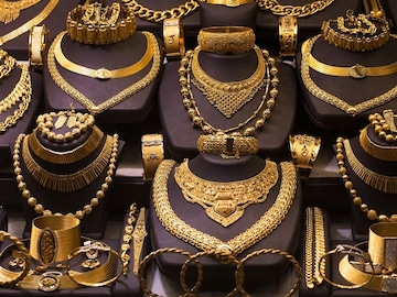 लग्नासाठी सोनं घेताना 90 टक्के लोक करतात 'या' चुका; तुम्ही त्या करत नाही ना? लग्नासाठी सोनं घेताना 90 टक्के लोक करतात 'या' चुका; तुम्ही त्या करत नाही ना?