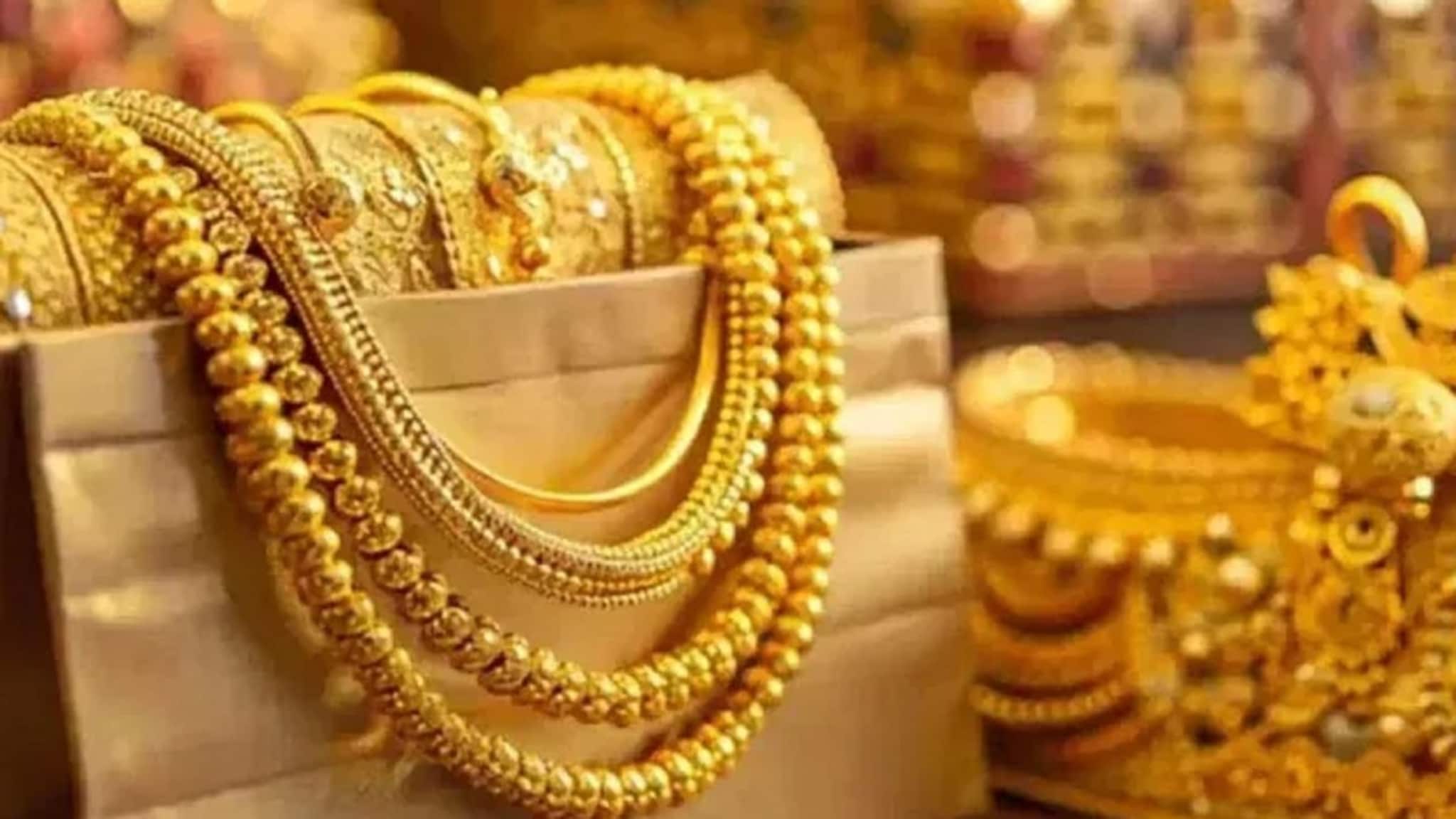 Gold Rate : सोन्या चांदीच्या किंमतीत मोठी घसरण! जाणून घ्या आज किती स्वस्त झालं सोनं