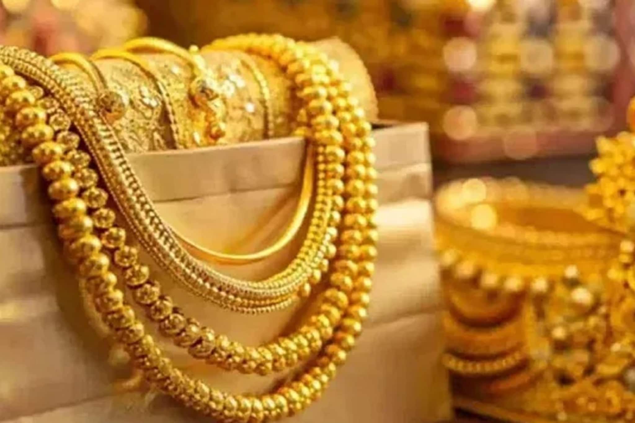 Gold Rate : सोन्या चांदीच्या किंमतीत घसरण! जाणून घ्या आज किती स्वस्त झालं सोनं