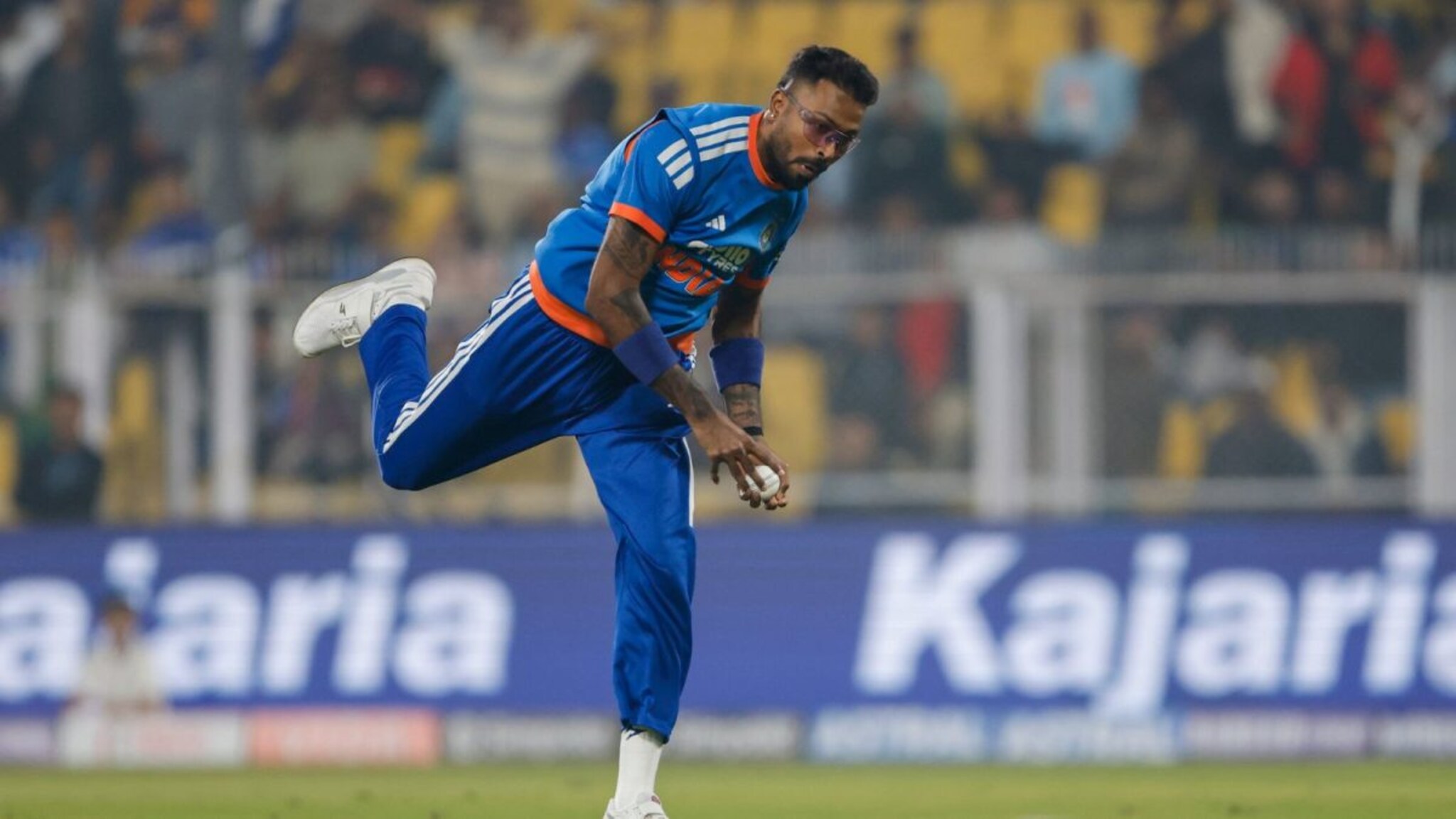 Hardik Pandya : मॅचच्या तिसऱ्याच बॉलला मैदानात ड्रामा, बोटं मोडणाऱ्यांना हार्दिकने केलं गपगार, Video