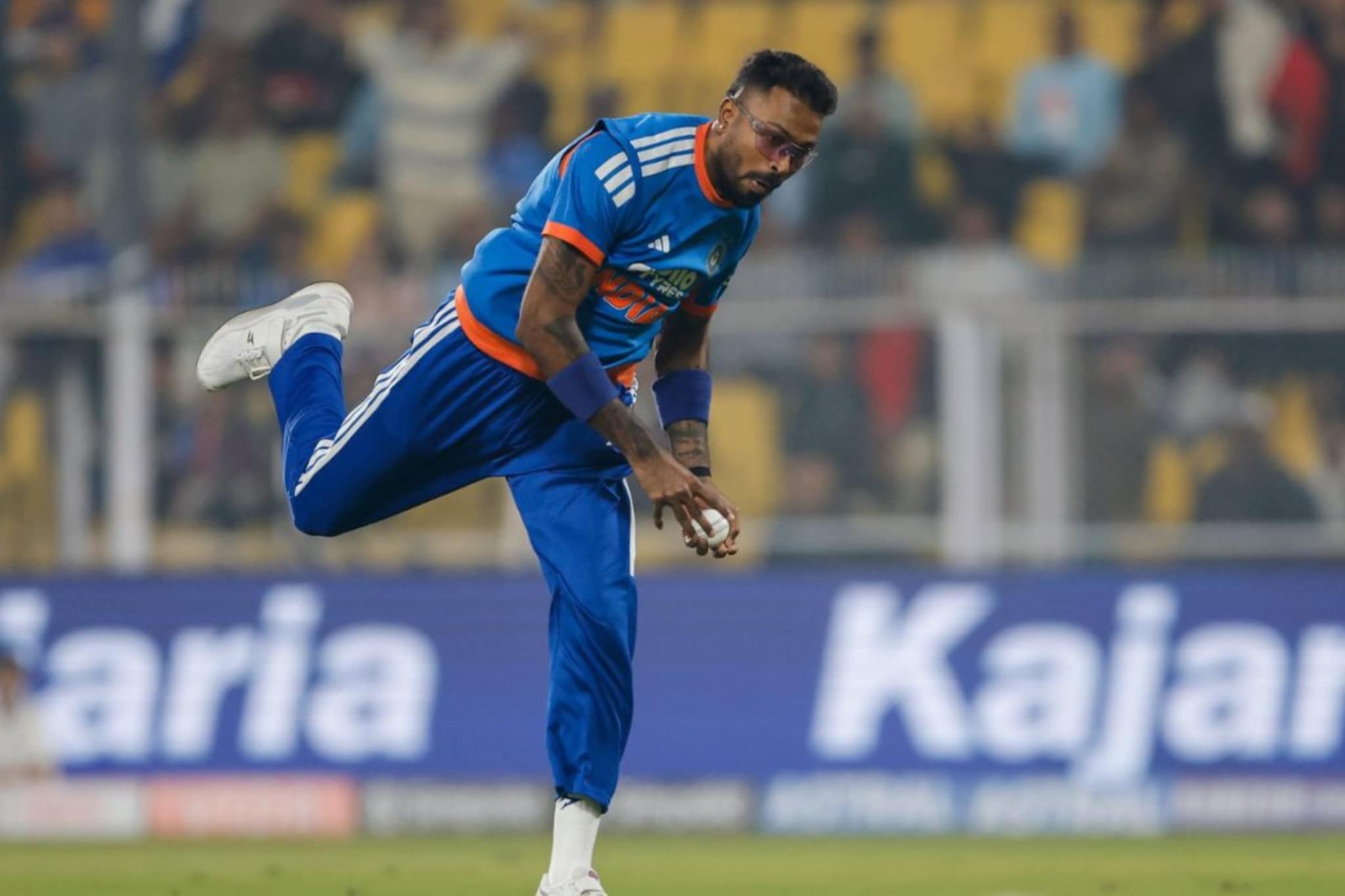 मॅचच्या तिसऱ्याच बॉलला मैदानात ड्रामा, बोटं मोडणाऱ्यांना हार्दिकने केलं गपगार!