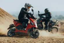 Ola ची स्कुटर विसरा,आली 400 किमी रेंज अन् किंमतही कमी, लेकाला घेऊन द्या सुपर स्पीडवाली Scooter