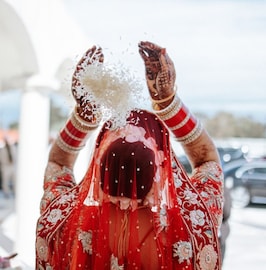 'तो' क्षण आणि डोळ्यात पाणी… लग्नानंतर पाठवणीच्या वेळी मुलगी तांदूळ मागे का फेकते