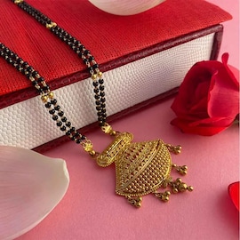 काळा रंग अशुभ, तर मंगळसूत्रामध्ये काळे मणी शुभ का मानले जातात?