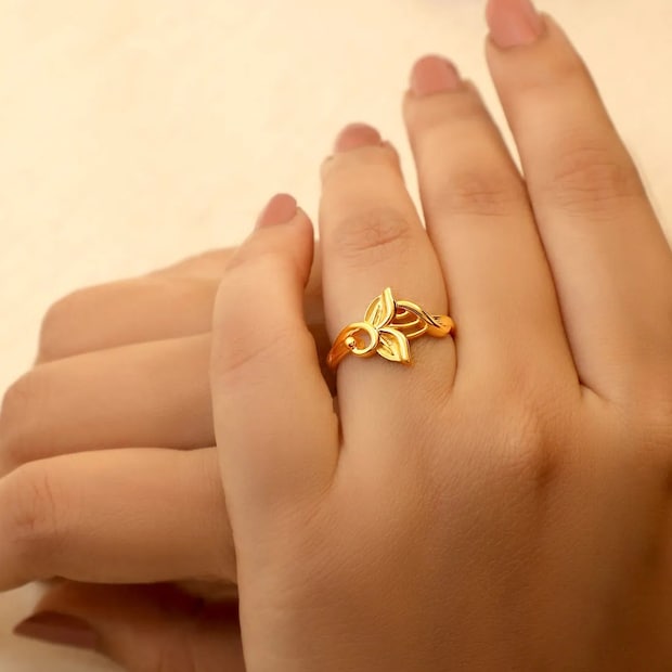 भारतीय संस्कृतीत सोन्याला केवळ एक धातू न मानता 'वैभव' आणि 'समृद्धी'चे प्रतीक मानले जाते. ज्योतिषशास्त्रानुसार, सोन्याचा थेट संबंध सूर्य आणि गुरु ग्रहांशी असतो. त्यामुळे सोन्याची अंगठी चुकीच्या बोटात घातल्यास त्याचे नकारात्मक परिणाम होऊ शकतात. जर तुम्हाला जीवनात यश, आरोग्य आणि धनलाभ हवा असेल, तर सोन्याची अंगठी कोणत्या बोटात घालावी, याचे काही नियम पाळणे आवश्यक आहे. भारतीय संस्कृतीत सोन्याला केवळ एक धातू न मानता 'वैभव' आणि 'समृद्धी'चे प्रतीक मानले जाते. ज्योतिषशास्त्रानुसार, सोन्याचा थेट संबंध सूर्य आणि गुरु ग्रहांशी असतो. त्यामुळे सोन्याची अंगठी चुकीच्या बोटात घातल्यास त्याचे नकारात्मक परिणाम होऊ शकतात. जर तुम्हाला जीवनात यश, आरोग्य आणि धनलाभ हवा असेल, तर सोन्याची अंगठी कोणत्या बोटात घालावी, याचे काही नियम पाळणे आवश्यक आहे.