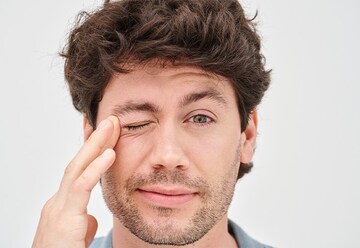 डोळा फडफडण, हाताला खाज सुटणं, कसला असतो इशारा? कारणं वाचून तुमचीही झोप उडेल