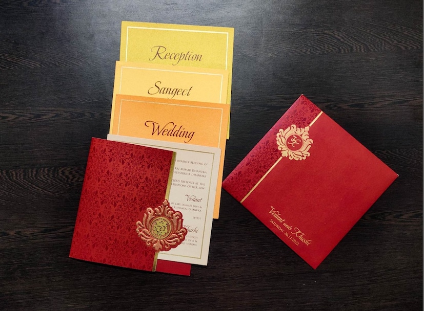 हिंदू धर्मात विवाह हा केवळ दोन व्यक्तींचा नाही, तर दोन कुटुंबांचा पवित्र संगम मानला जातो. लग्नाच्या तयारीतील सर्वात महत्त्वाची पहिली पायरी म्हणजे 'लग्नाची पत्रिका'. पत्रिका ही केवळ निमंत्रण देण्याचे साधन नसून, ती तुमच्या वैवाहिक जीवनाच्या शुभारंभाची पत्रिका असते. वास्तुशास्त्रानुसार, पत्रिकेची रचना, रंग आणि शब्दांची निवड जर योग्य असेल, तर विवाहातील अडथळे दूर होतात आणि दांपत्य जीवन सुखी होते. हिंदू धर्मात विवाह हा केवळ दोन व्यक्तींचा नाही, तर दोन कुटुंबांचा पवित्र संगम मानला जातो. लग्नाच्या तयारीतील सर्वात महत्त्वाची पहिली पायरी म्हणजे 'लग्नाची पत्रिका'. पत्रिका ही केवळ निमंत्रण देण्याचे साधन नसून, ती तुमच्या वैवाहिक जीवनाच्या शुभारंभाची पत्रिका असते. वास्तुशास्त्रानुसार, पत्रिकेची रचना, रंग आणि शब्दांची निवड जर योग्य असेल, तर विवाहातील अडथळे दूर होतात आणि दांपत्य जीवन सुखी होते.