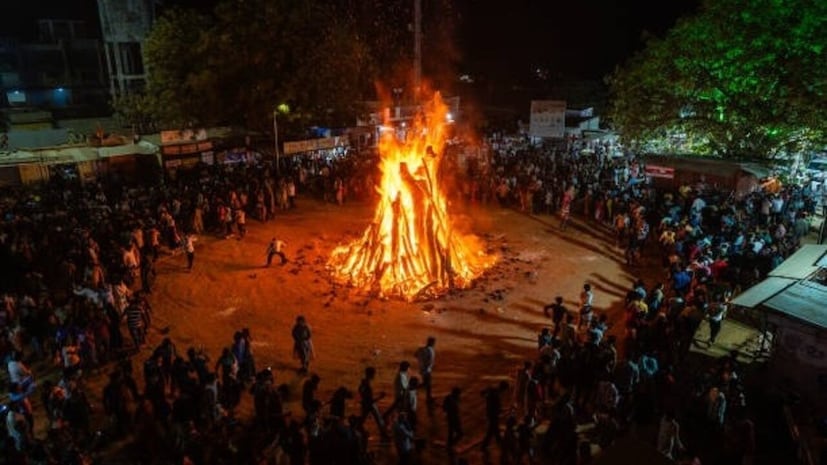 हिंदू धर्मात सण-उत्सवांना जेवढे महत्त्व आहे, तेवढेच महत्त्व त्यापूर्वीच्या विशेष कालावधीलाही दिले जाते. होळीच्या 8 दिवस आधीच्या काळाला 'होलाष्टक' असे म्हणतात. यंदा मंगळवार, 24 फेब्रुवारी 2026 पासून होलाष्टक सुरू होत असून ते 3 मार्च 2026 पर्यंत असेल. ज्योतिषशास्त्रानुसार, होलाष्टकाच्या काळात ग्रह अतिशय उग्र स्थितीत असतात. हिंदू धर्मात सण-उत्सवांना जेवढे महत्त्व आहे, तेवढेच महत्त्व त्यापूर्वीच्या विशेष कालावधीलाही दिले जाते. होळीच्या 8 दिवस आधीच्या काळाला 'होलाष्टक' असे म्हणतात. यंदा मंगळवार, 24 फेब्रुवारी 2026 पासून होलाष्टक सुरू होत असून ते 3 मार्च 2026 पर्यंत असेल. ज्योतिषशास्त्रानुसार, होलाष्टकाच्या काळात ग्रह अतिशय उग्र स्थितीत असतात.