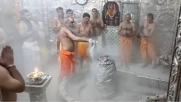 पहाटे नाही 'या' वेळेत वर्षातून एकदाच केली जाते खास पद्धतीने भस्म आरती! पहाटे नाही 'या' वेळेत वर्षातून एकदाच केली जाते खास पद्धतीने भस्म आरती!