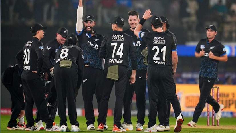 विशाखापट्टणमच्या मैदानावर रंगलेल्या सामन्यात न्यूझीलंडने दिलेल्या 215 धावांच्या लक्ष्याचा पाठलाग करताना टीम इंडिया 165 धावांवर ऑल आऊट झाली होती. त्यामुळे टीम इंडियाचा या सामन्यात 50 धावांनी पराभव झाला होता. विशाखापट्टणमच्या मैदानावर रंगलेल्या सामन्यात न्यूझीलंडने दिलेल्या 215 धावांच्या लक्ष्याचा पाठलाग करताना टीम इंडिया 165 धावांवर ऑल आऊट झाली होती. त्यामुळे टीम इंडियाचा या सामन्यात 50 धावांनी पराभव झाला होता.