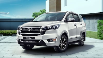  आरामदायक आणि मजबूत अशा कारचा मान हा टोयोटा कंपनीला मिळतो. लांब पल्ल्याचा प्रवास असेल तर हमखास टोयोटाच्या इनोव्हाचं नाव सर्वात आधी समोर येतं. पण, आता टोयाटोने इनोव्हा क्रिस्टाला (innova crysta) निरोप देण्याचा निर्णय घेतला आहे. 