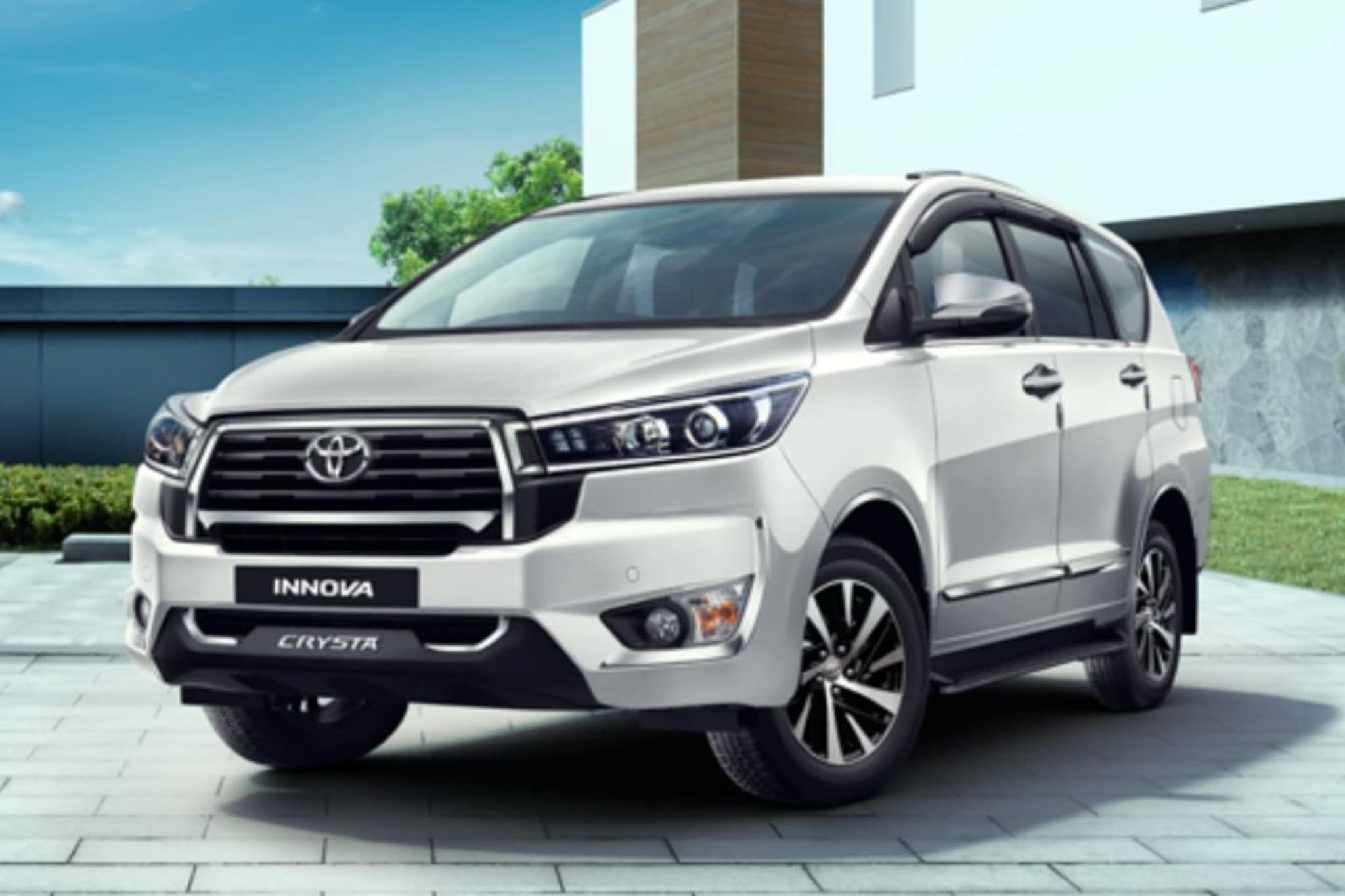 लांब प्रवासाची 'क्विन' Innova Crysta होणार बंद,आता थांबवणार प्रोडक्शन, हे कारण