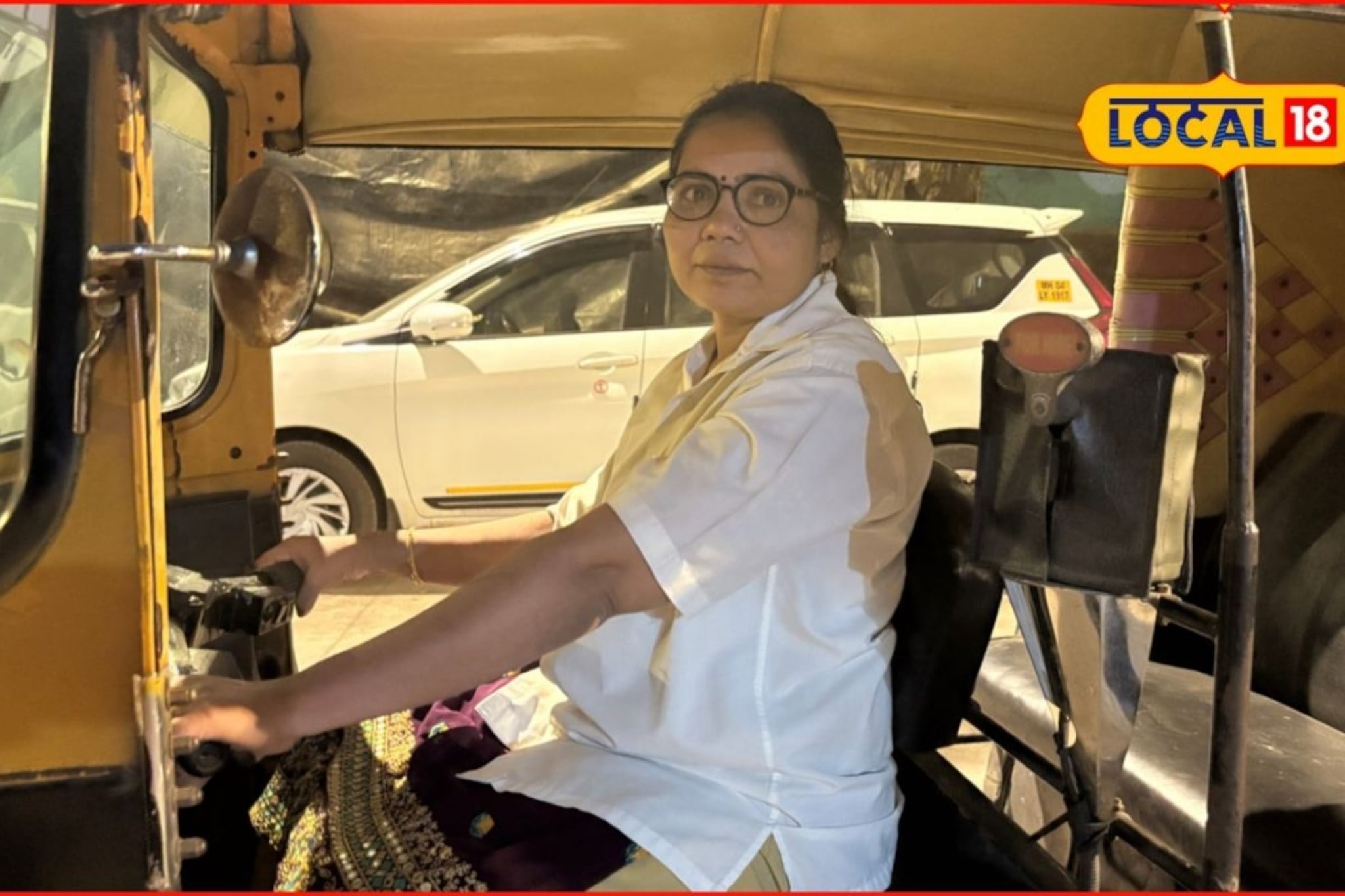 रिक्षाचालक पतीचं निधन, ती खचली नाही, निर्णय घेतला, मुंबईच्या ‘सावित्री’ची संघर्ष रिक्षाचालक पतीचं निधन, ती खचली नाही, निर्णय घेतला, मुंबईच्या ‘सावित्री’ची संघर्ष