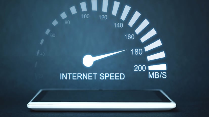 स्लो इंटरनेटची समस्या ही सामान्य आहे. जवळपास प्रत्येक स्मार्टफोन यूझरने या समस्येचा सामना केला असेल. तुम्हालाही हीच समस्या येत असेल. तसंच कधीकधी डेड झोनमद्ये फोनमध्ये अजिबात इंटरनेट चालत नाही. तर आपात्कालिन परिस्थिती ही समस्या गंभीर ठरु शकते. मात्र काही ट्रिक्समुळे तुमची ही समस्या एका झटक्यात दूर होऊ शकते. आज आम्ही तुम्हाला अशाच 5 टिप्स सांगणार आहोत. ज्यामुळे इंटरनेटची स्पीड फास्ट होते. स्लो इंटरनेटची समस्या ही सामान्य आहे. जवळपास प्रत्येक स्मार्टफोन यूझरने या समस्येचा सामना केला असेल. तुम्हालाही हीच समस्या येत असेल. तसंच कधीकधी डेड झोनमद्ये फोनमध्ये अजिबात इंटरनेट चालत नाही. तर आपात्कालिन परिस्थिती ही समस्या गंभीर ठरु शकते. मात्र काही ट्रिक्समुळे तुमची ही समस्या एका झटक्यात दूर होऊ शकते. आज आम्ही तुम्हाला अशाच 5 टिप्स सांगणार आहोत. ज्यामुळे इंटरनेटची स्पीड फास्ट होते.