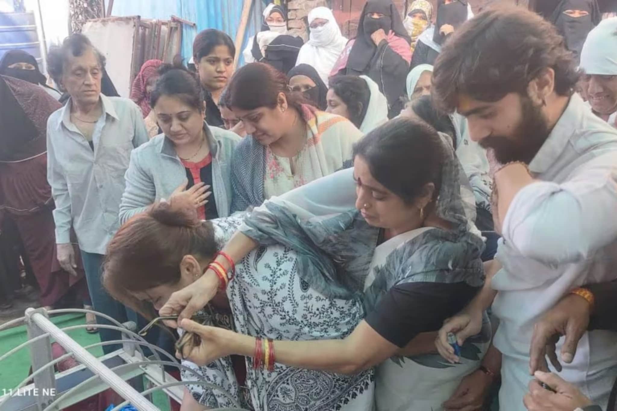 हिंदू घरातून निघाली मुस्लीम व्यक्तीची अंत्ययात्रा, खान बाबासाठी रडलं सगळं कुटुंब हिंदू घरातून निघाली मुस्लीम व्यक्तीची अंत्ययात्रा, खान बाबासाठी रडलं सगळं कुटुंब