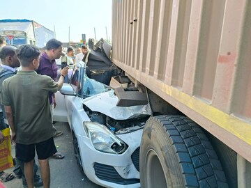 भाविकांनी भरलेली Maruti Swift उभ्या कंटेनरला धडकली, गाडीचा चक्काचूर, अपघाचे हादर