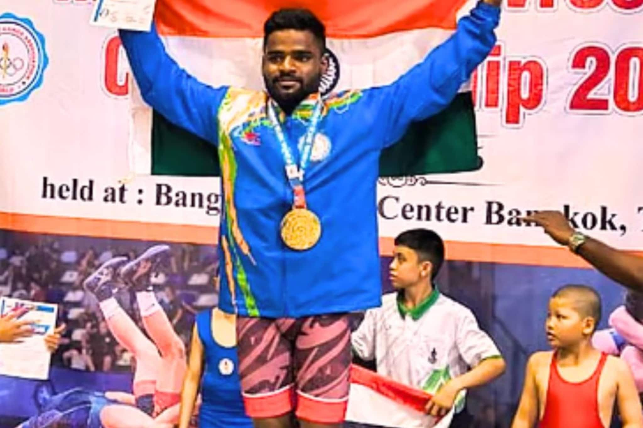 शेतकऱ्याचं पोराची कमाल, पंढरपूरच्या पैलवान किशोरची गोल्डन कामगिरी