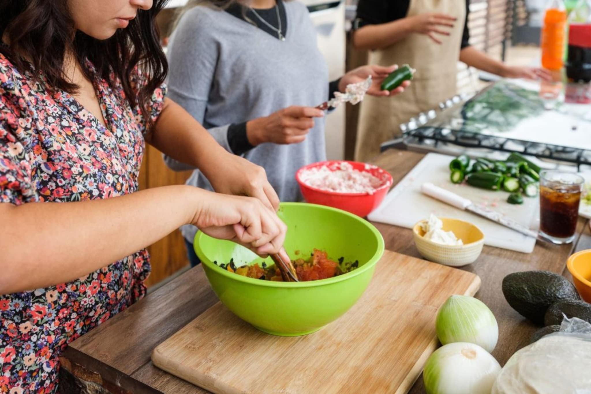 किचनमधील 'या' 3 गोष्टी कॅन्सरला निमंत्रण देत आहेत? तुम्हीही याच चुका करताय का?