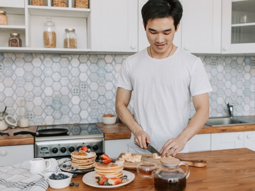 दैनंदिन जीवनात इंग्रजी बोलताना किंवा वाचताना आपण अनेकदा थबकतो. कधी स्पेलिंग चुकते, तर कधी उच्चार.... त्यातल्या त्यात 'Silent Letters' म्हणजे असे काही अक्षरे जे स्पेलिंगमध्ये तर असतात, पण उच्चारताना गायब होतात, त्यांनी तर अनेकांची झोप उडवली आहे. अशीच एक वस्तू ज्याचा इंग्रजी उच्चार सायलेंट अक्षरापासून होतो आणि ती वस्तू आपल्या स्वयंपाक घरातील महत्वाची वस्तू आहे ती म्हणजे 'Knife' (सुरी). दैनंदिन जीवनात इंग्रजी बोलताना किंवा वाचताना आपण अनेकदा थबकतो. कधी स्पेलिंग चुकते, तर कधी उच्चार.... त्यातल्या त्यात 'Silent Letters' म्हणजे असे काही अक्षरे जे स्पेलिंगमध्ये तर असतात, पण उच्चारताना गायब होतात, त्यांनी तर अनेकांची झोप उडवली आहे. अशीच एक वस्तू ज्याचा इंग्रजी उच्चार सायलेंट अक्षरापासून होतो आणि ती वस्तू आपल्या स्वयंपाक घरातील महत्वाची वस्तू आहे ती म्हणजे 'Knife' (सुरी).